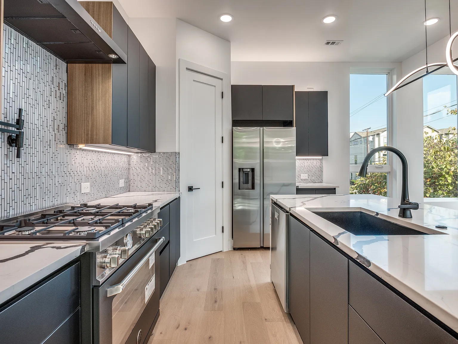 2 bed, 2.5 bath, 1935 sqft, $3,995 — Photo 4