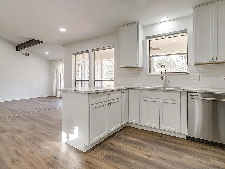4107 Shamrock Dr — Photo 12