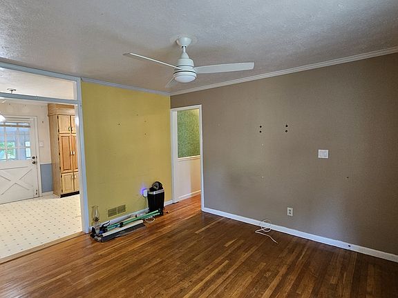 4th image of 551 Wavelyn Way