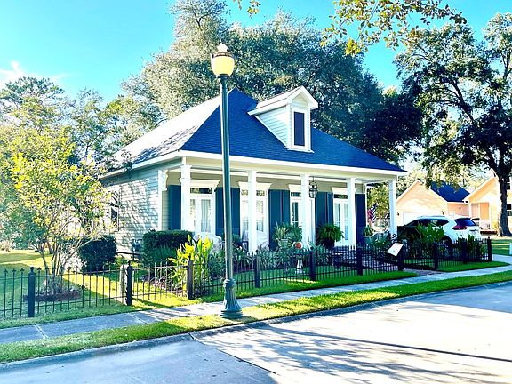 2nd image of 4 Garden District Pl