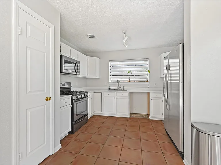 1555 Hillside Elm St — Photo 8