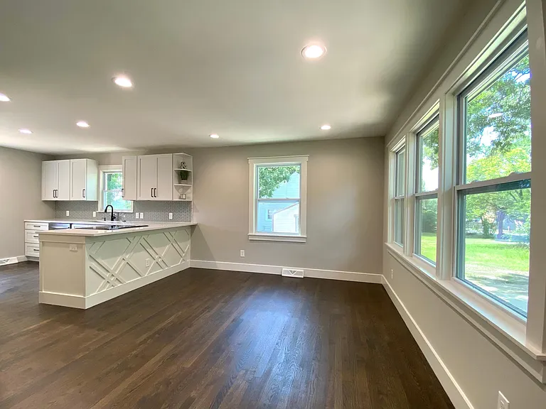 2221 Highland St — Photo 4