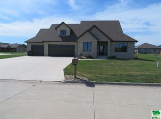 1723 Aspen St, Hull, IA 51239
