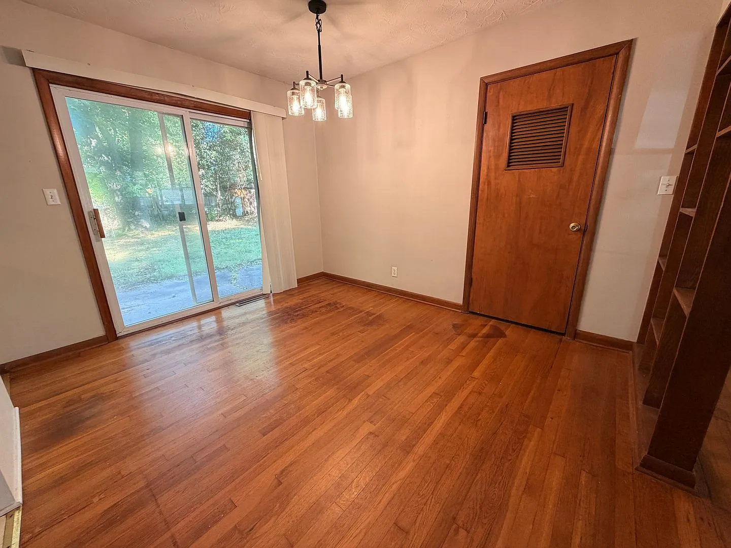 3-Bed, 1-Bath in Oak Grove Neighborhood. + Garage, fenced in backyard, Washer/Dryer Hookups — Photo 4