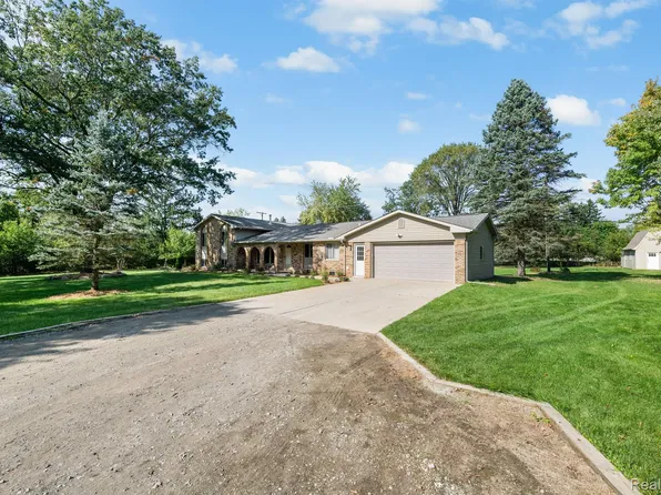 1255 E Buell Rd, Rochester, MI 48306