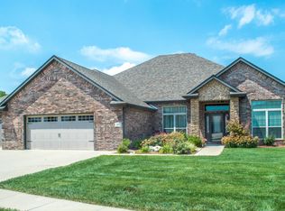 915 Hampton Dr, Centralia, MO 65240