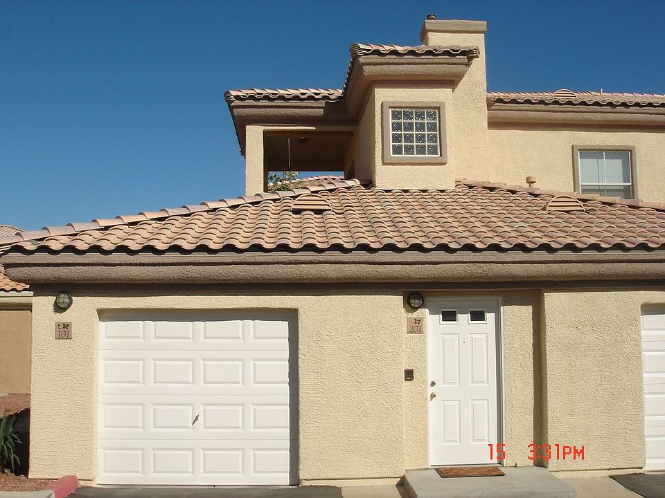 Corner unit with private enclosed stairs