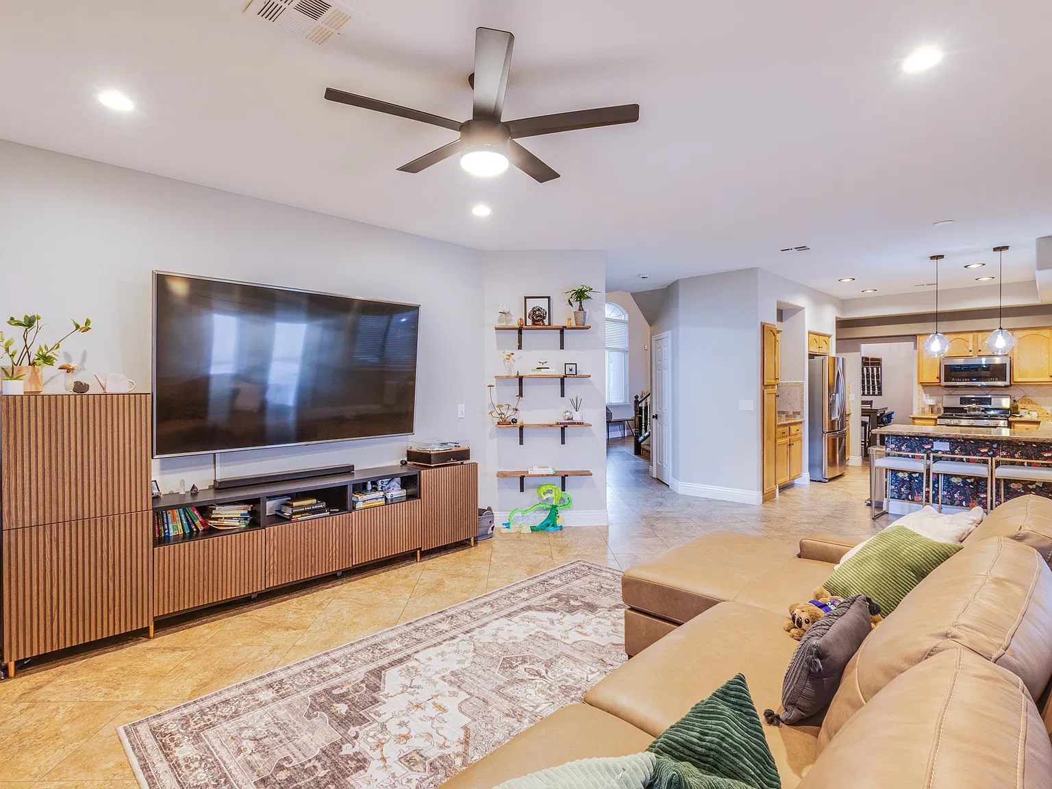 4 bed, 2370 sqft, $3,000 — Photo 3