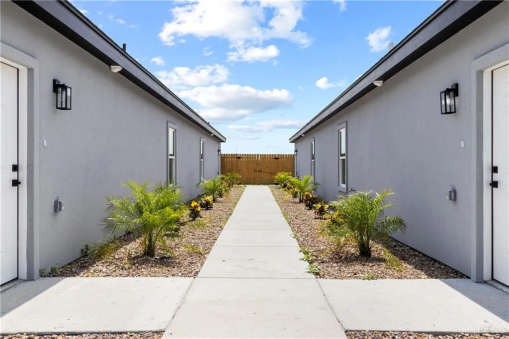 2 bed, 2.0 bath, 3789 sqft, $1,050 — Photo 2
