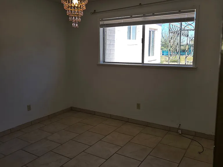 904 E Christmas Tree Ln — Photo 12