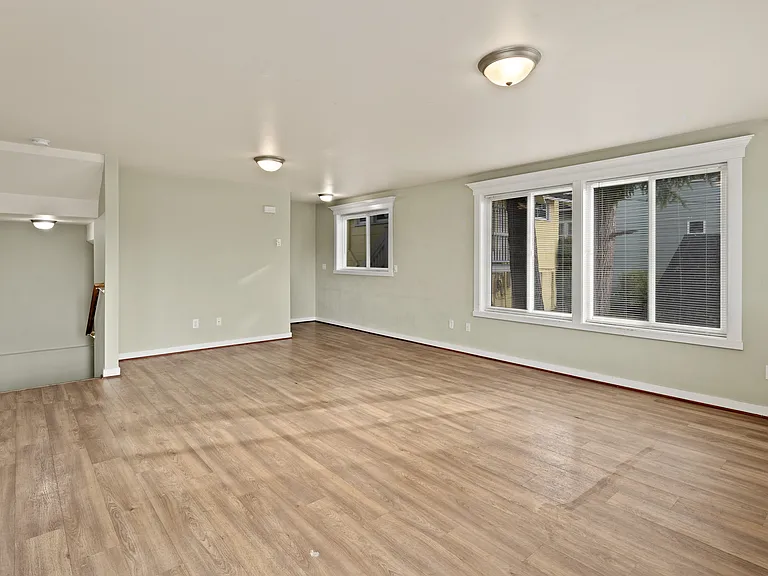 5619 15th Ave NE — Photo 3