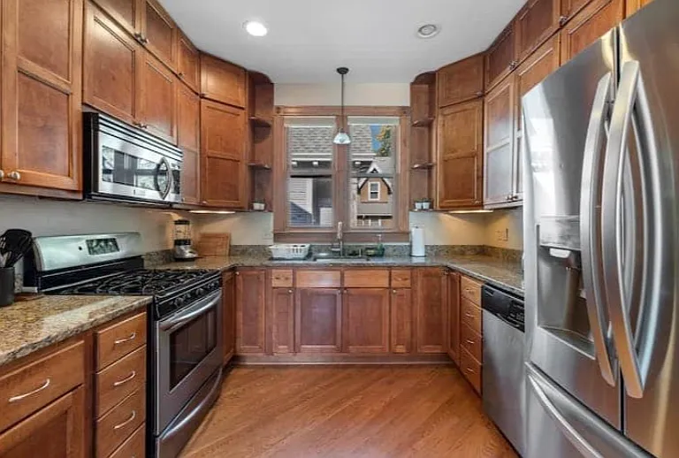 2822 N Shepard Ave #UPPER — Photo 2