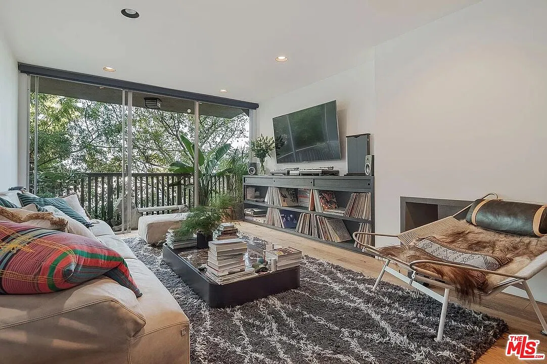 1 bed, 1.0 bath, 734 sqft, $5,000 — Photo 1