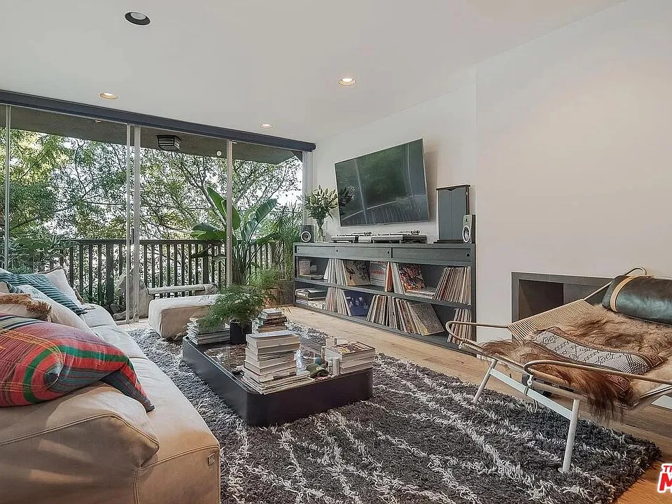 1134 Alta Loma Rd #212
