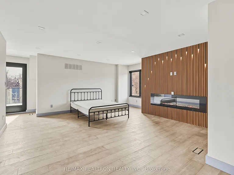1002 Spadina Rd — Photo 34