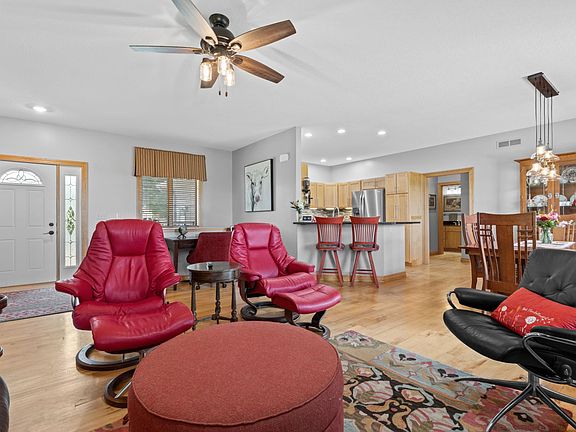 5th image of 313 Maple Dr
