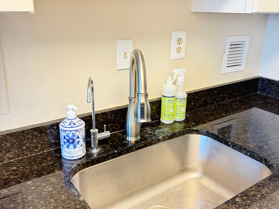 Generous sink with reverse osmosis dispenser