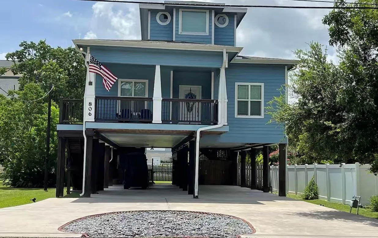 3 bed, 2.0 bath, 2050 sqft, $4,000 — Photo 1