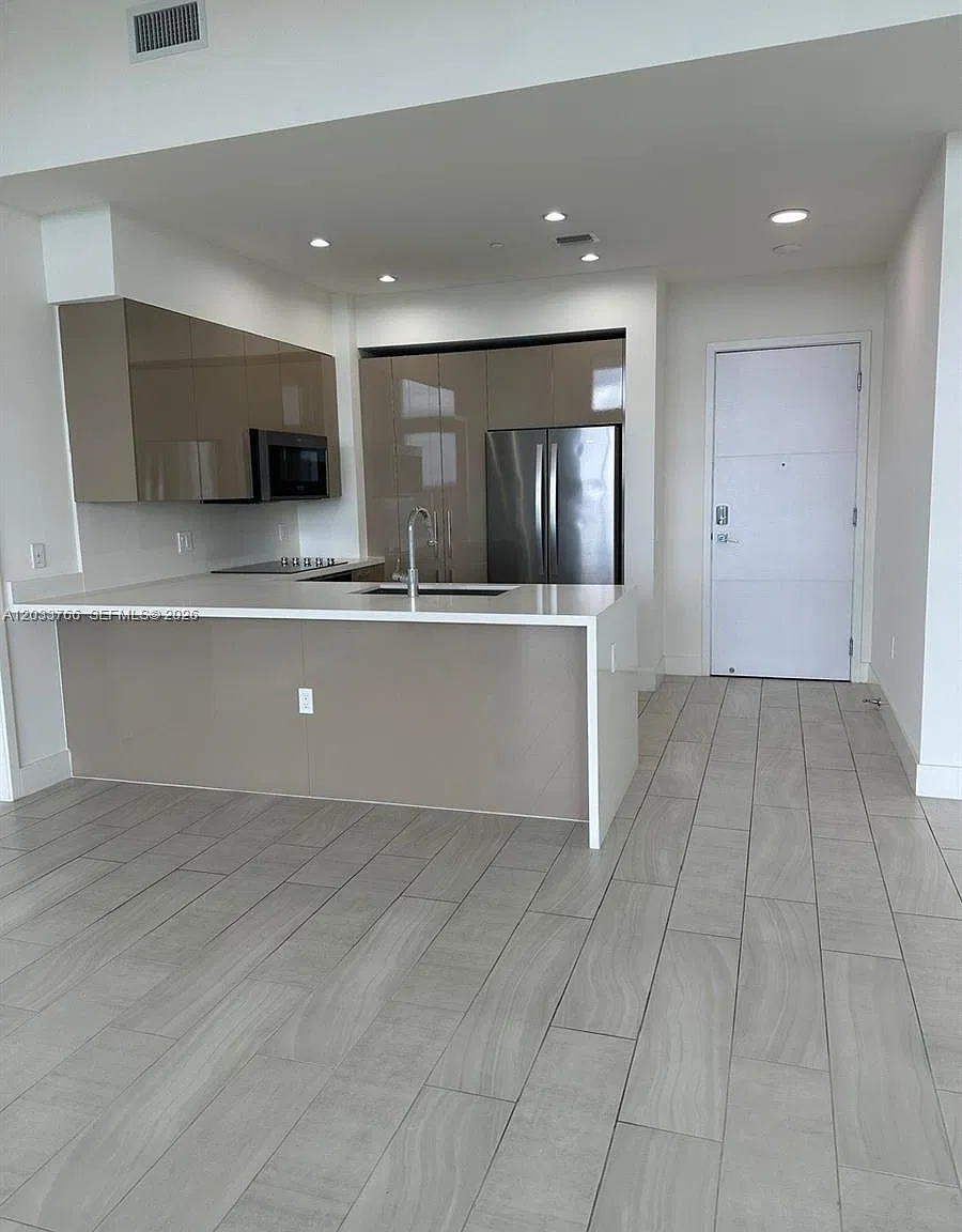 Metropica North Tower One — Photo 3