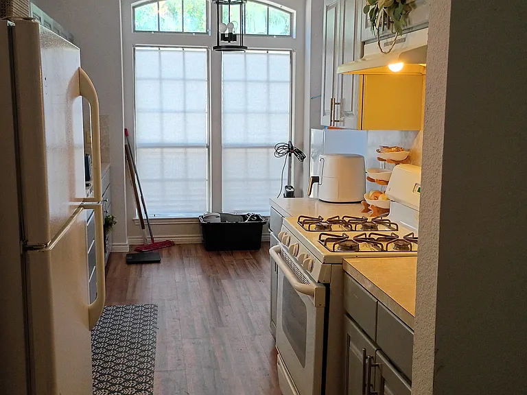1019 San Jacinto St — Photo 3