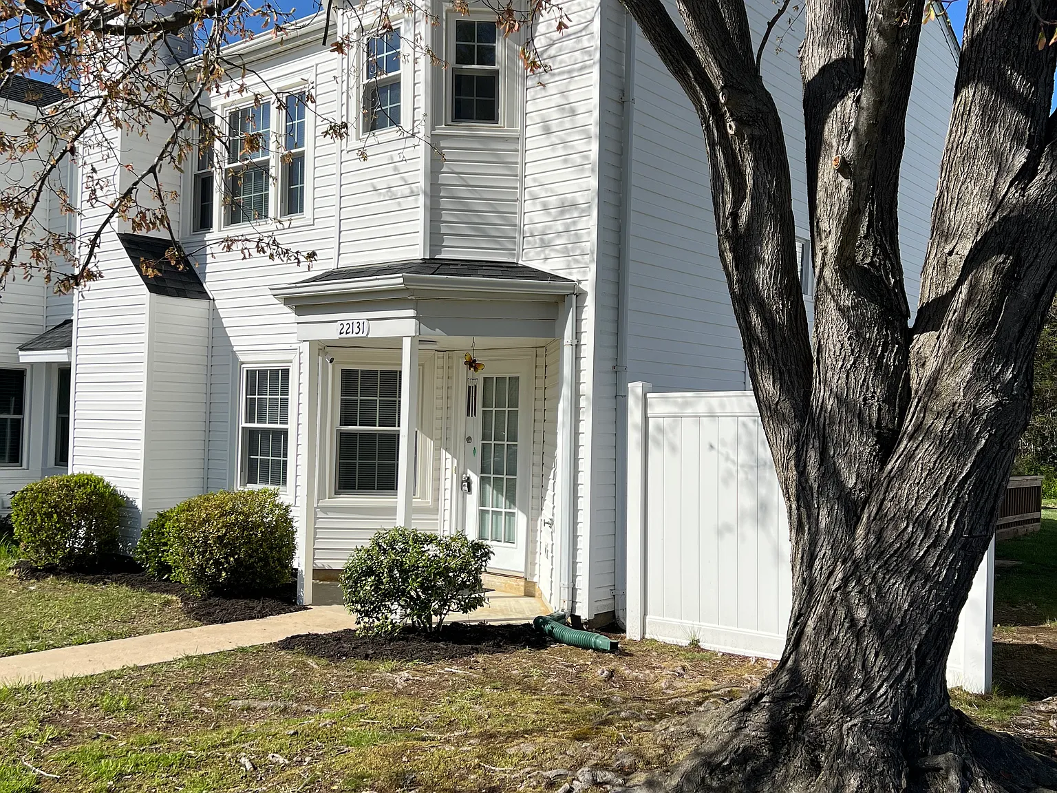 3 bed, 2.5 bath, 1374 sqft, $2,350 — Photo 2