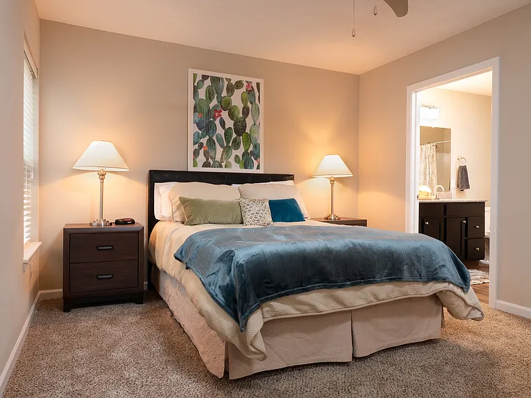 Large Main Bedroom with En-suite Bathroom & Closet