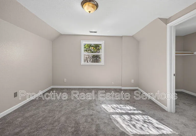 1065 Lindenwood Ave — Photo 15