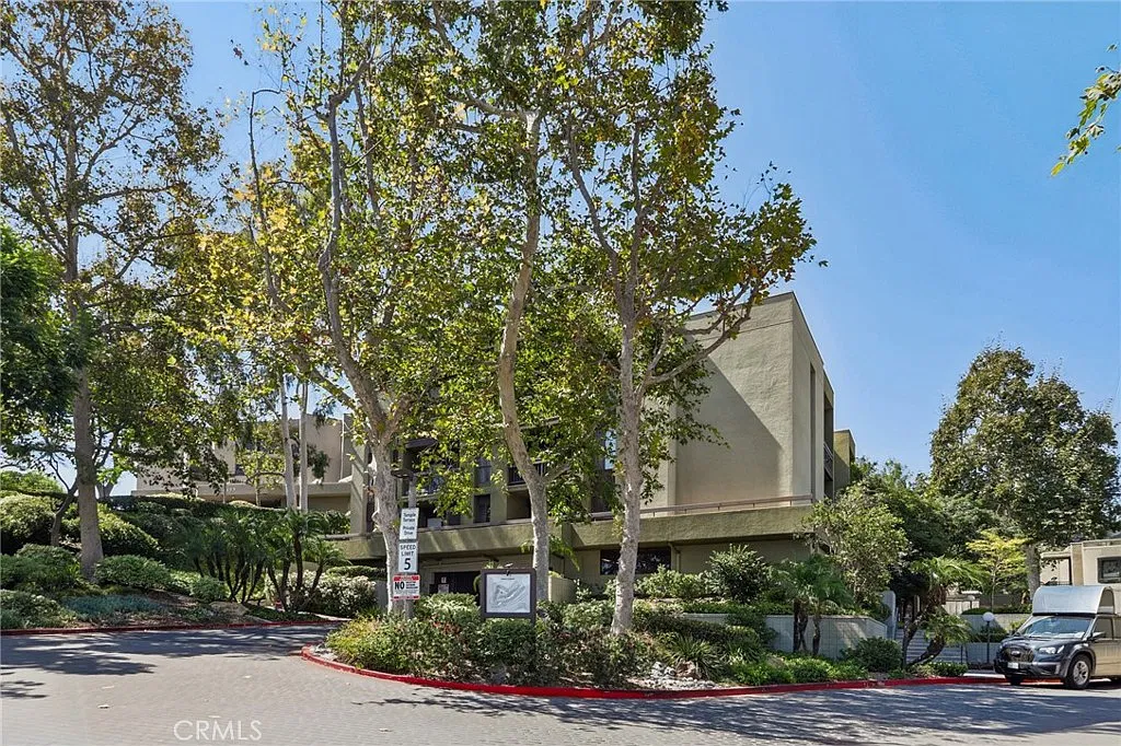 2 bed, 924 sqft, $2,750 — Photo 2