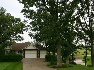 844 Meadowbrook Ave, Newton, IA 50208