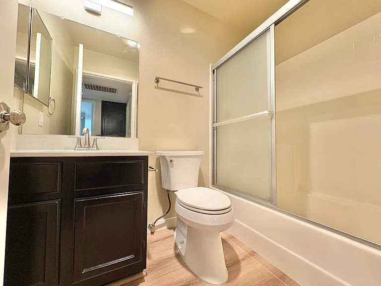 14540 Burbank Blvd #5 — Photo 4