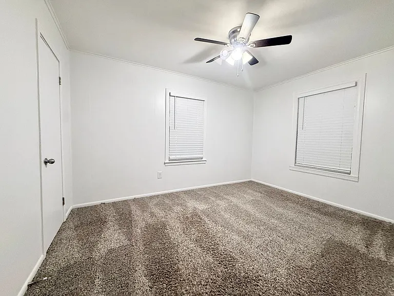 1121 N Chenango St — Photo 12