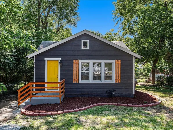 8206 Oak St, Kansas City, MO 64114