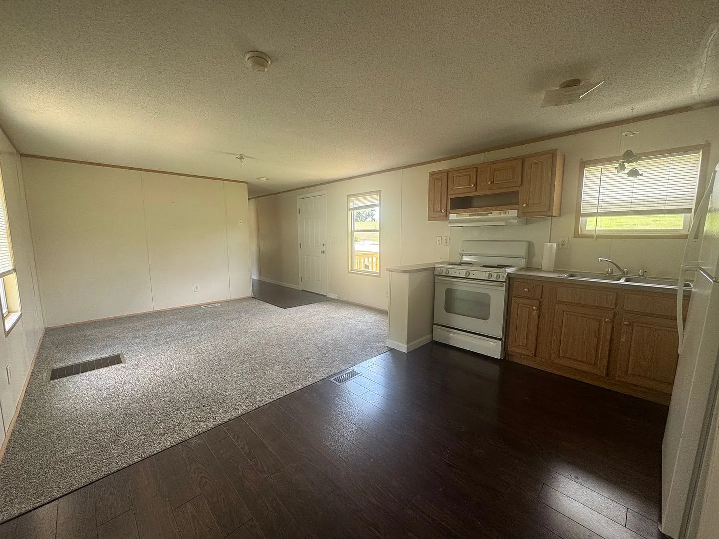 Charming 3/1 Mobile Home in Quiet Park w/ Well, Septic, & Lawn Maintenance — Photo 2
