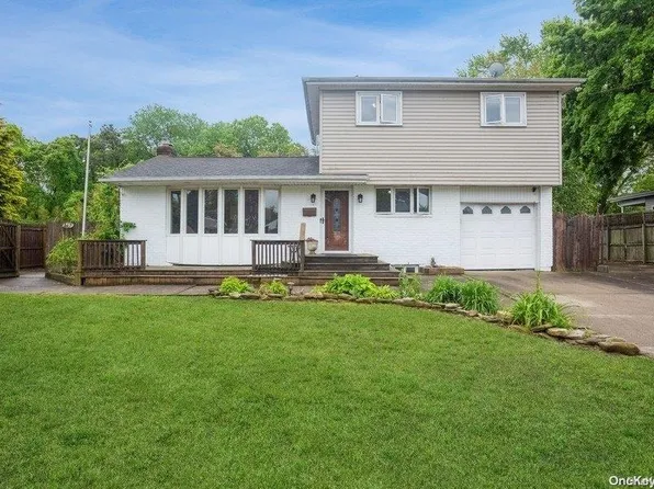 6 Riverdale Avenue, Oakdale, NY 11769