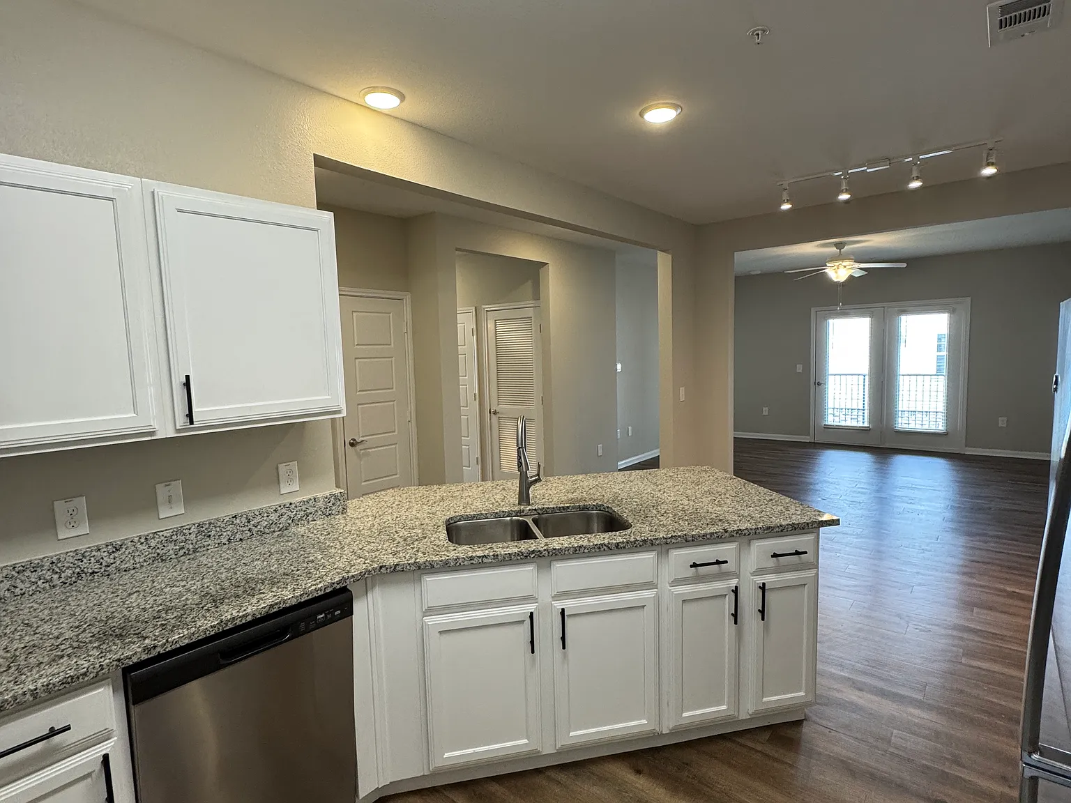 2 bed, 1172 sqft, $1,465 — Photo 1