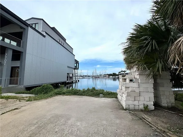 7700 Breakwater Dr, New Orleans, LA 70124