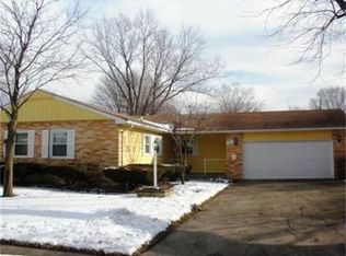 912 Hollycrest Dr, Champaign, IL 61821