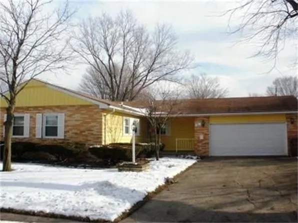 912 Hollycrest Dr, Champaign, IL 61821