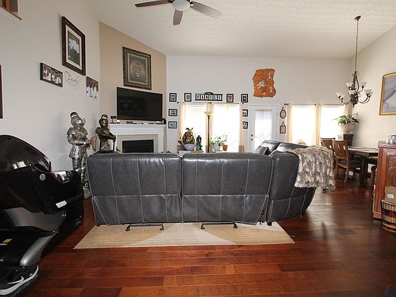 3rd image of 943 Sandrock Ave