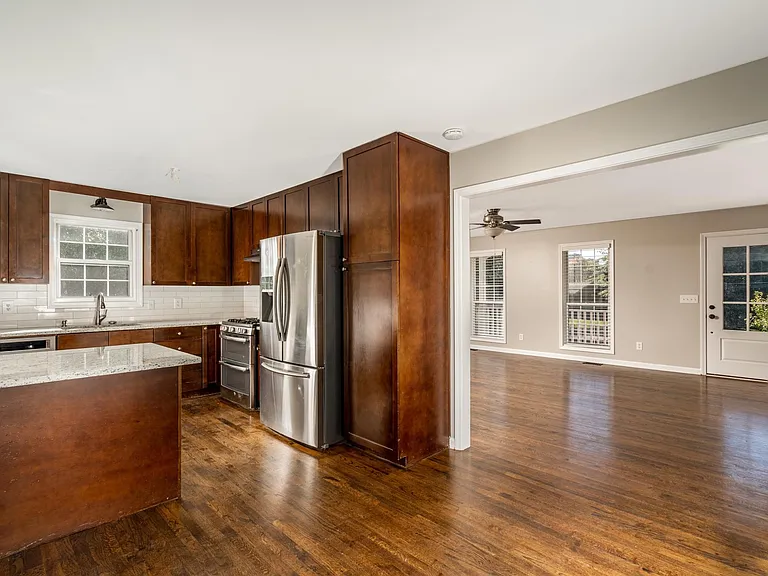 325 Dobbs Rd — Photo 9