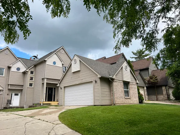 458 Village Oaks Ct, Ann Arbor, MI 48103
