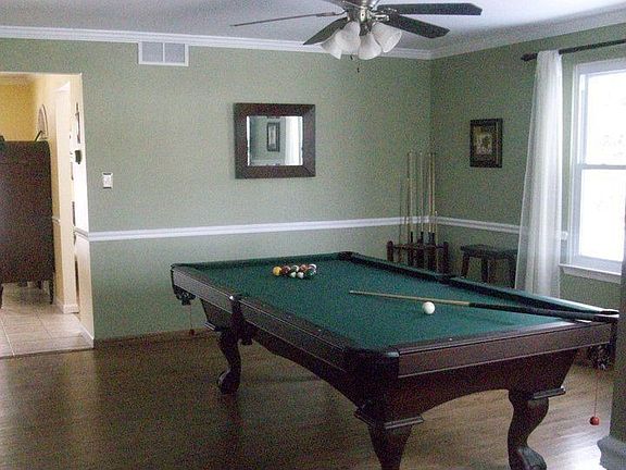 Pooltable -room adjcent to dinning room (fun for family gatherings)