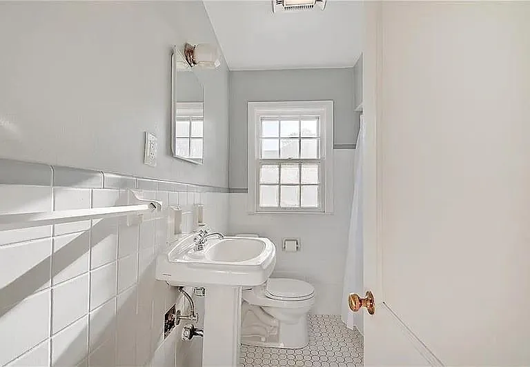 702 W 42nd St — Photo 13