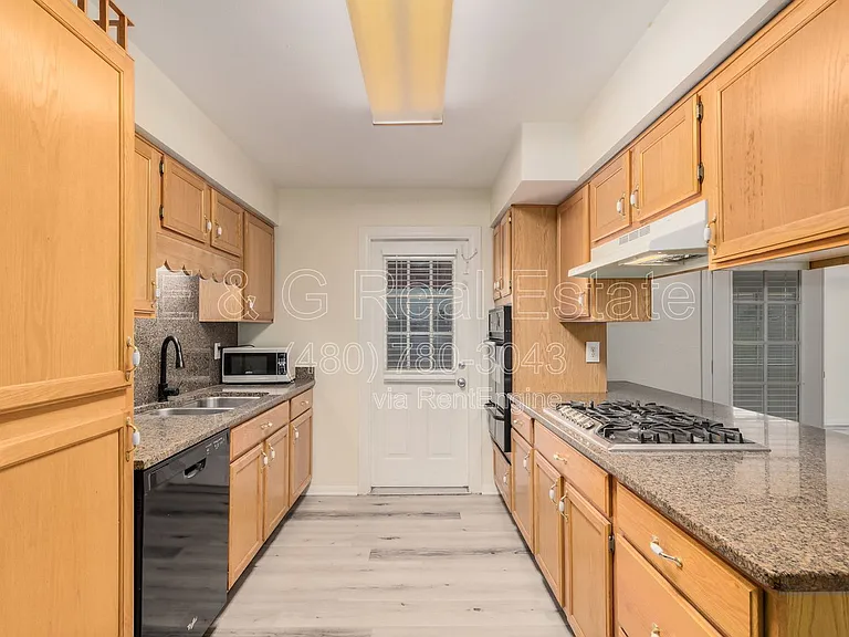 1136 W 12th St — Photo 12