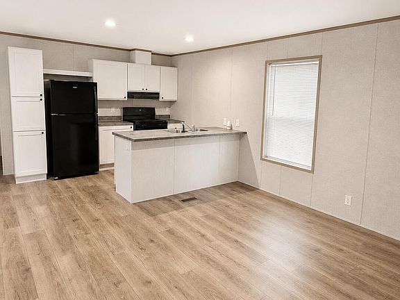 4th image of 452 Elm St Lot 1