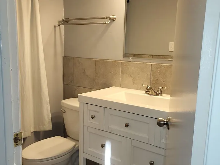 221 Scott Ave — Photo 3