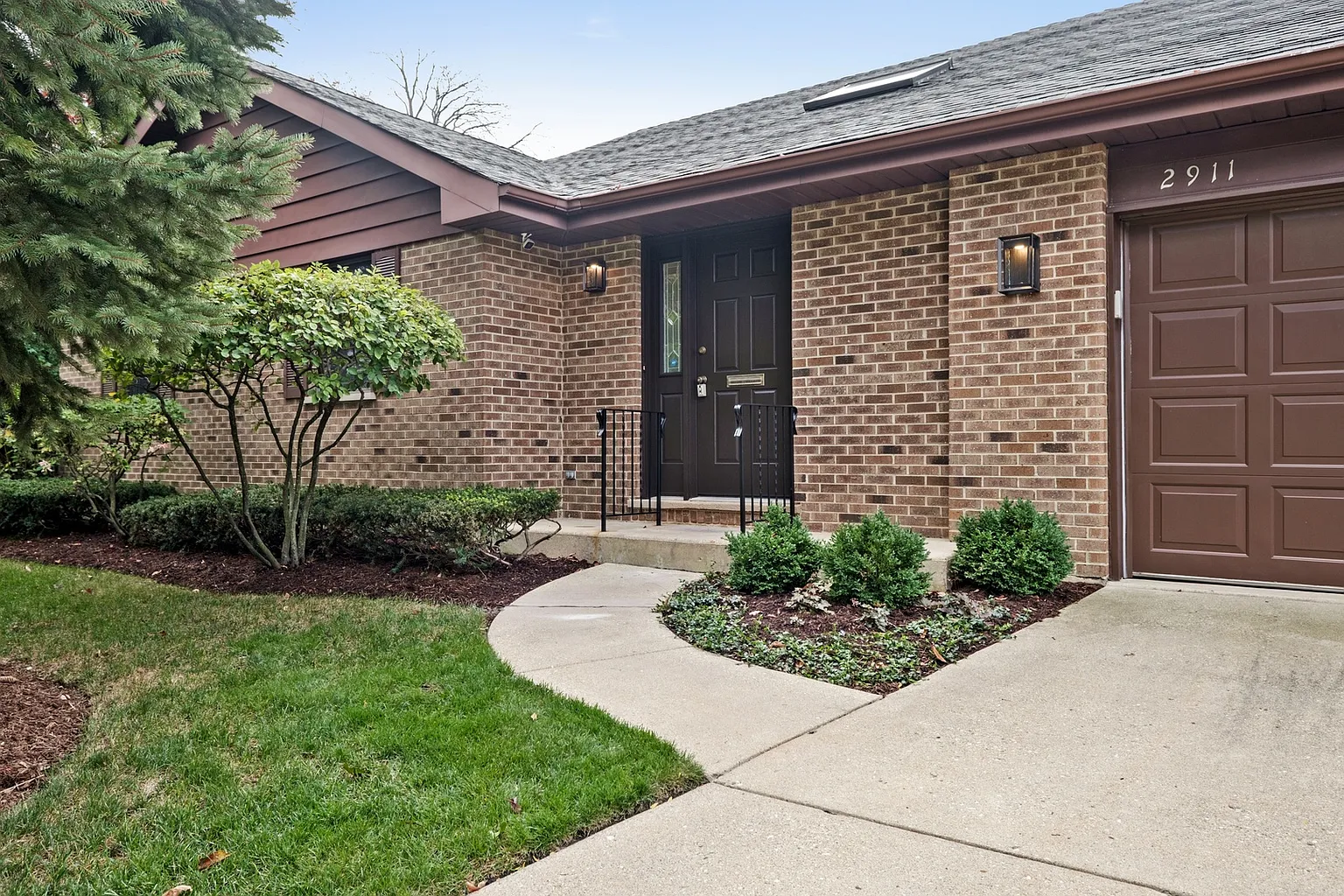 2911 Hawthorn Ln photo 1