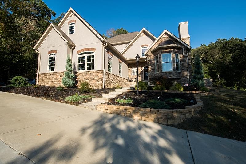 1st image of 3022 Camelot Dr