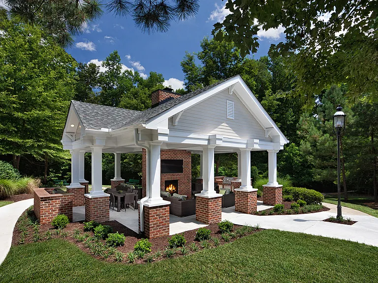 Summerhouse with Fireplace, TV, and Grills