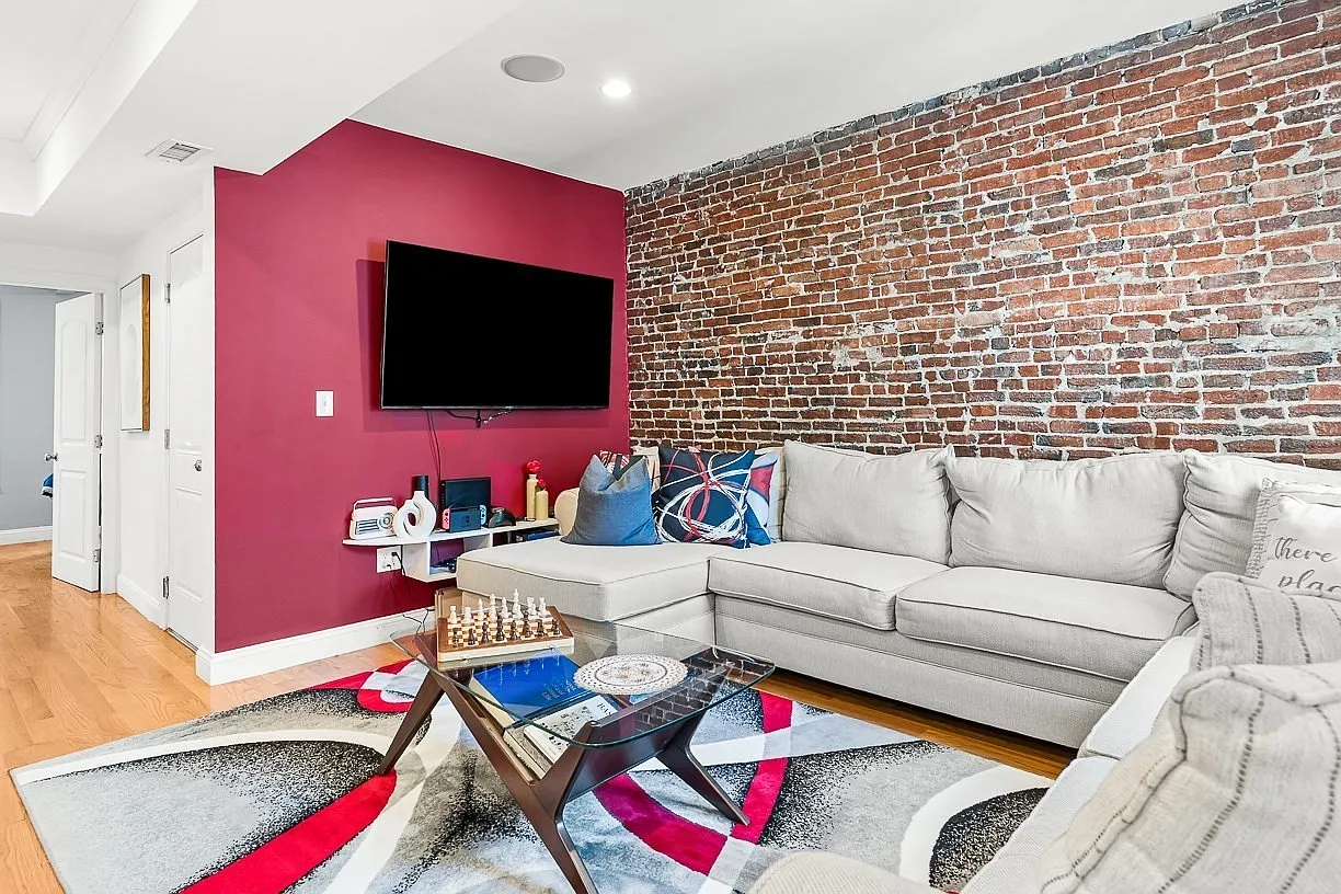 2 bed, 1.0 bath, 812 sqft, $3,400 — Photo 2